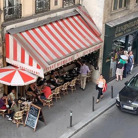 Near Louvre, Parijs