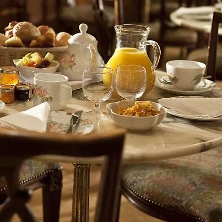 Cecilia Arc De Triomphe Hotel 3*