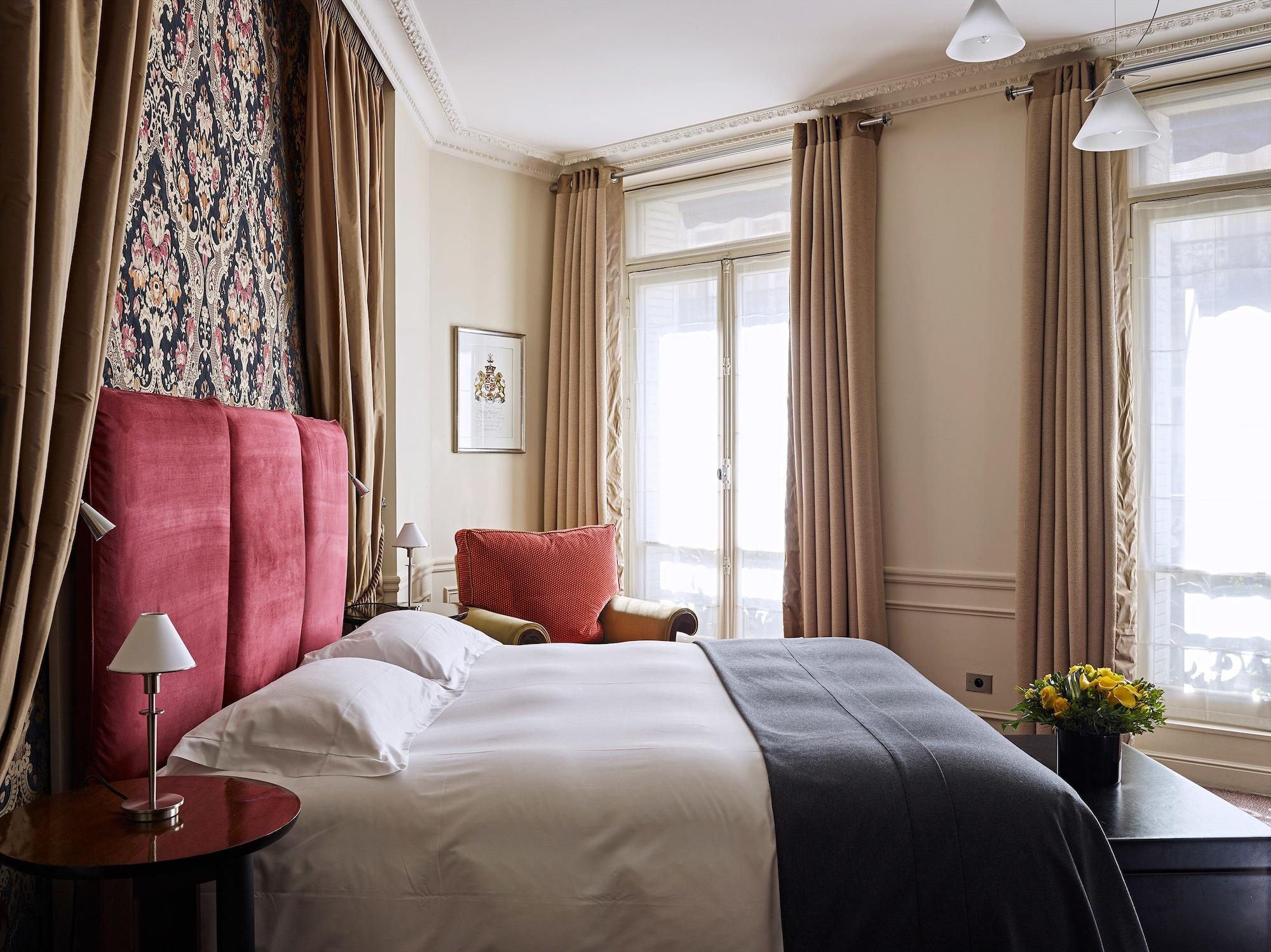 https://www.top-paris-hotels.com/data/Pictures/OriginalPhoto/12086/1208618/1208618863/paris-la-tremoille-hotel-picture-28.JPEG